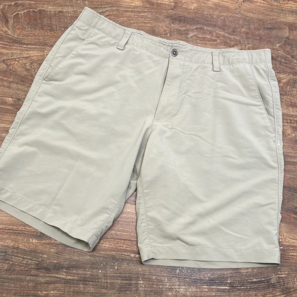 Under‎ Armour Heatgear Shorts Mens 42 Loose Fit Beige Tan Golf Outdoors Stretch